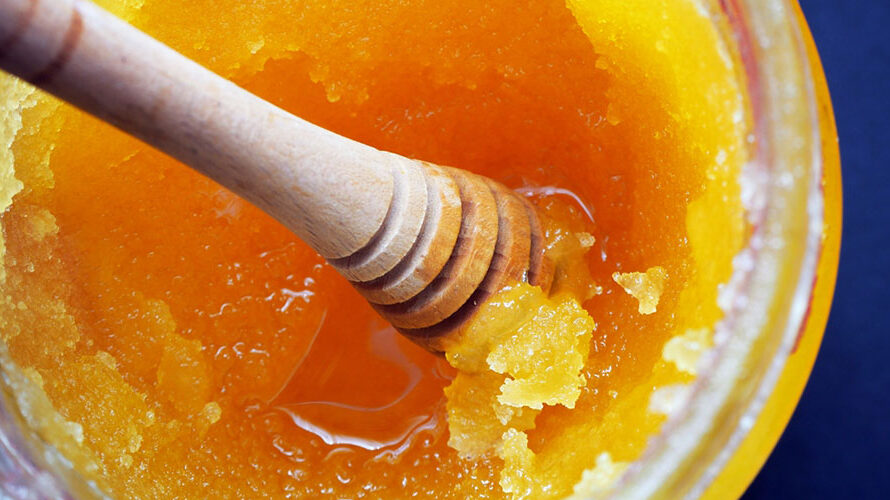 Waarom honing kristalliseert en hoe maak je honing weer vloeibaar?